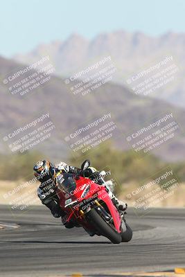 media/Oct-30-2025-Racers Edge (Thu) [[dabbdaf680]]/3-B Group/Session 2 (Turn 14)/